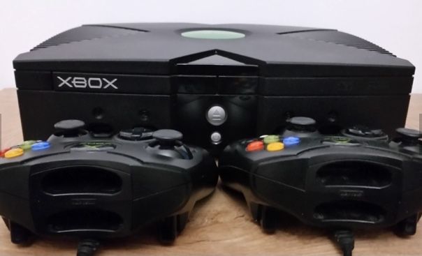 Конзола XBOX с два джойстика КАТО НОВА