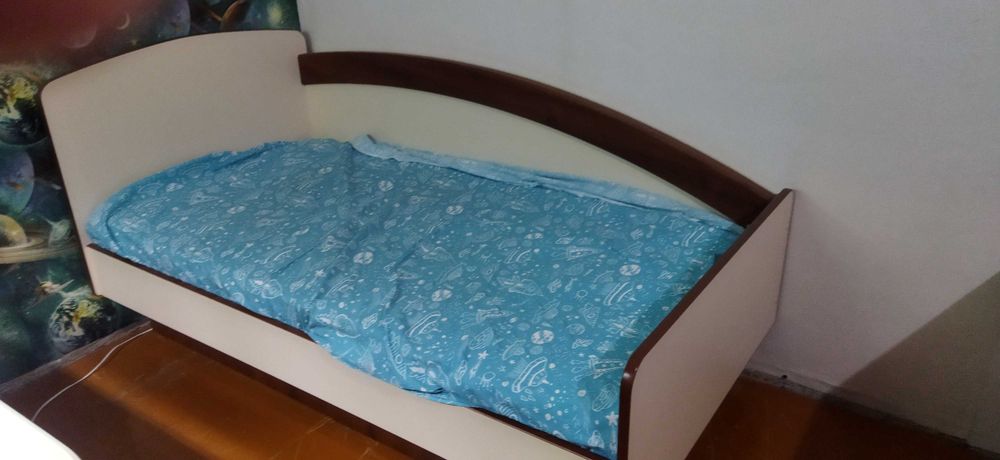 Продам детскую кроватку с матрасом
