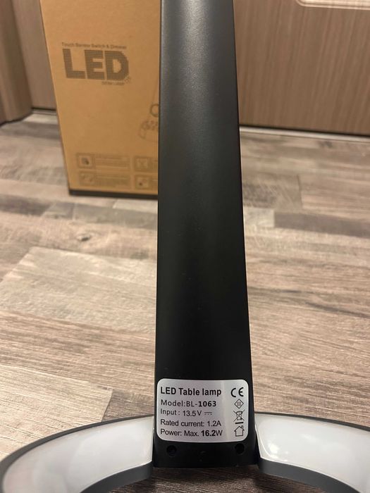Lampă LED de birou