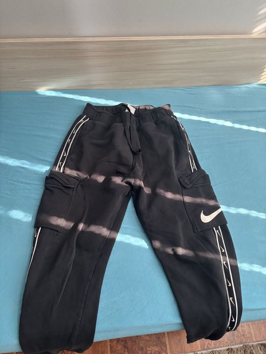 Продавам екип на La costa xs и панталон nike размер S