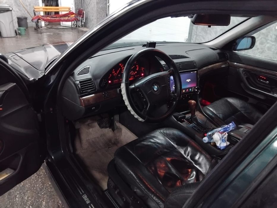 Продам бмв 730i.