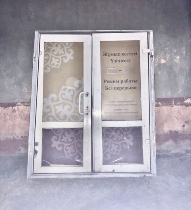 Пластиковая распошная дверь