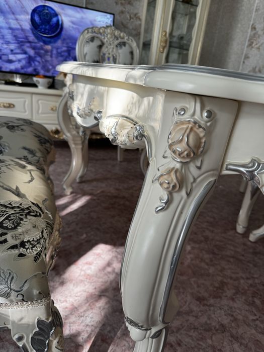 Стол и стулья в стиле барокко