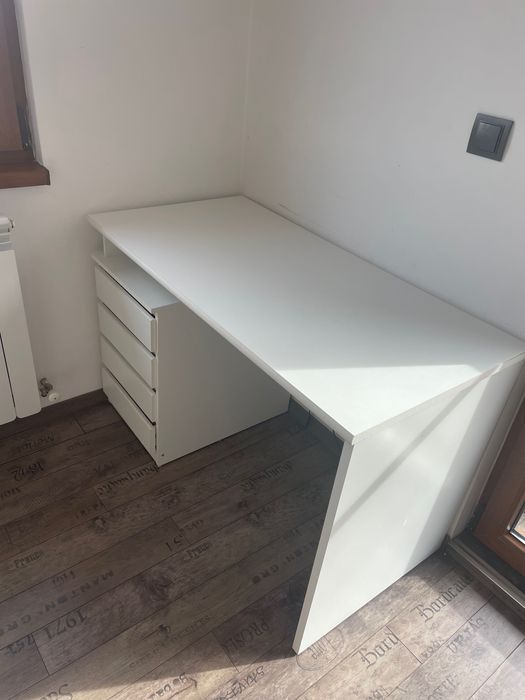 Бюро и регулиращ се стол