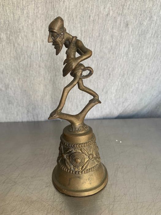 стара бронзова фигурка във формата на камбана,