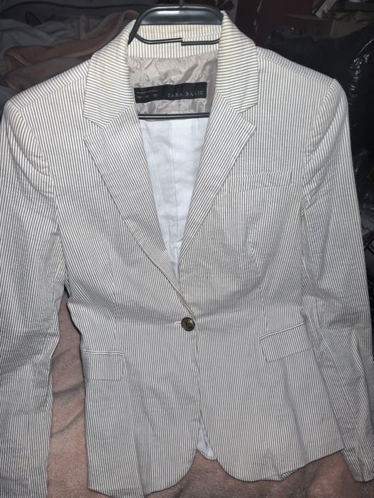 Продавам много красив костюм на Зара