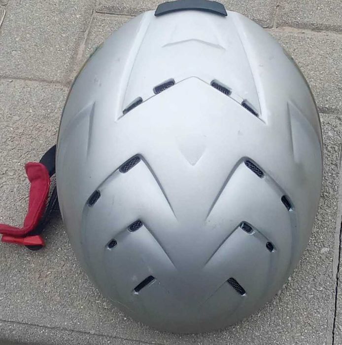 Продавам детска ски каска