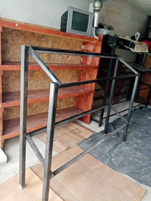 Стелажи-дървен и метални