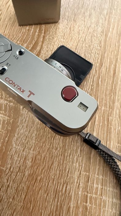 Contax T –TITAN Carl Zeiss Sonnar 38mm f/2.8 + blitz compact