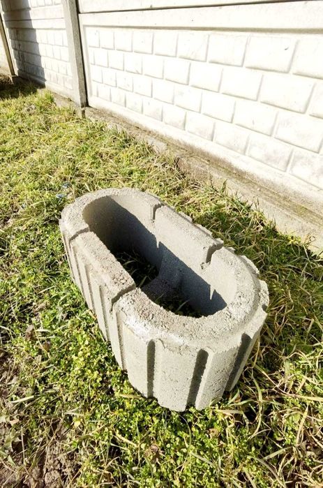 BOLTARI beton garduri /zidarie / fundatie/pentru stalpi / jardiniere