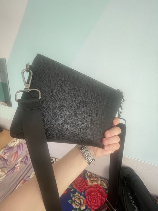 Продам черную барсетку