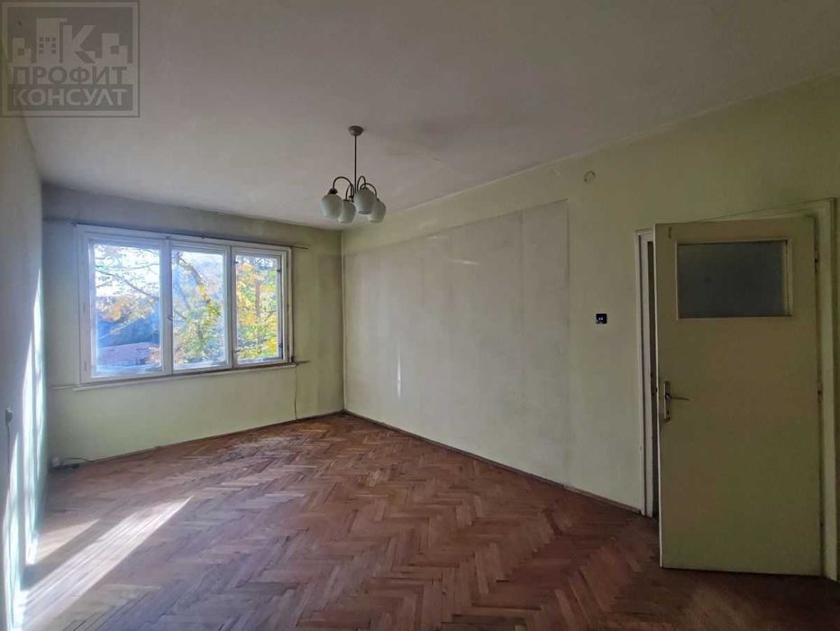 Тристаен апартамент с гараж в идеален център