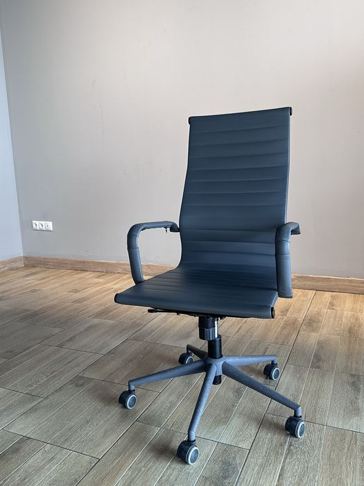 Офисное кресло..