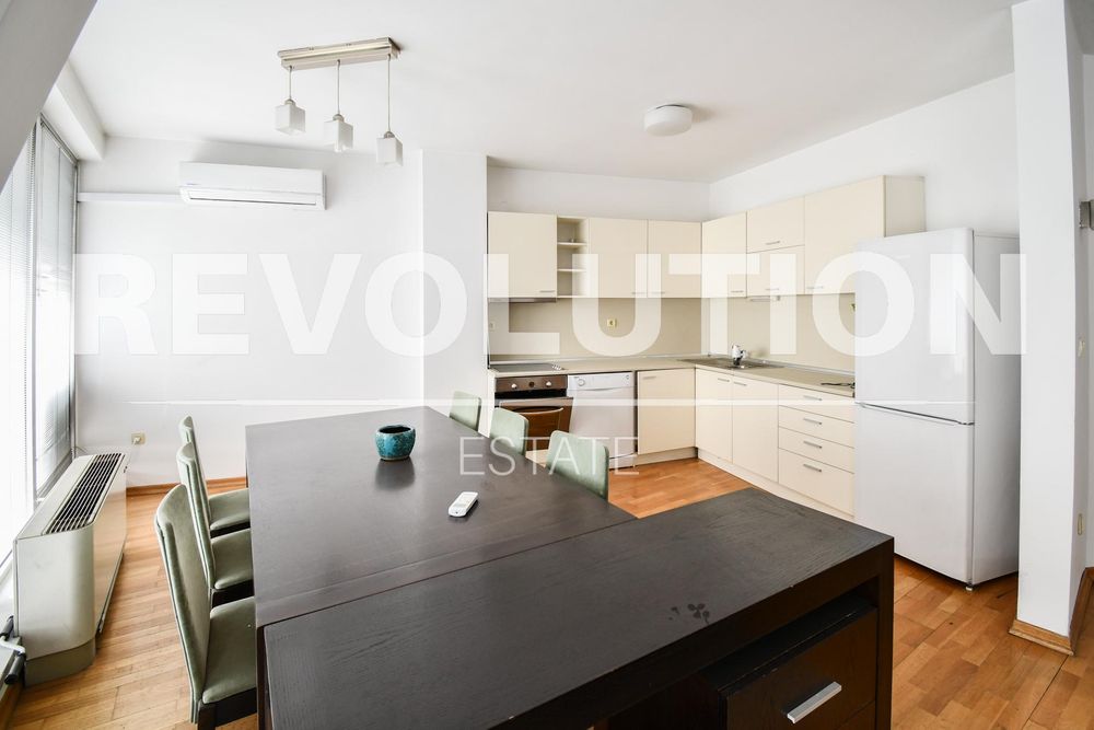 Мезонет с ГАРАЖ в центъра на София.