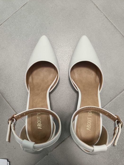 Официални бели обувки на ток