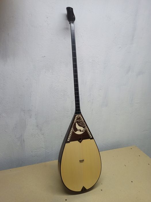 Шебердің қолынан шыққан кәсіби домбыра