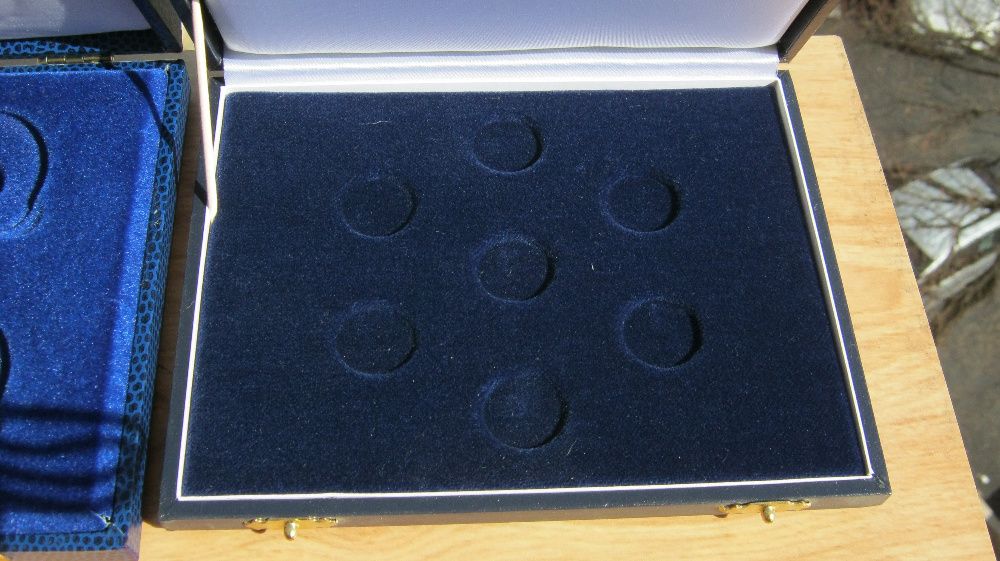 Carcase,etuiuri,monede.