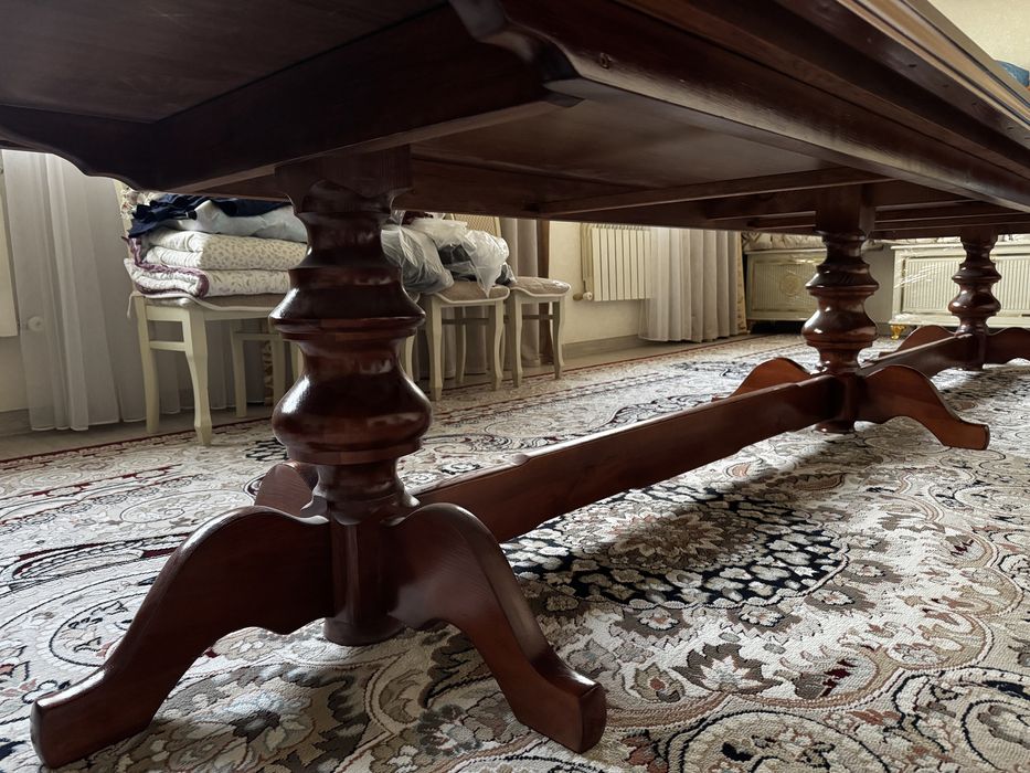 Гостиный стол красное дерево