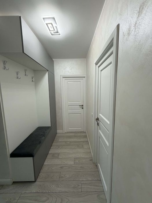 Apartament 3 camere ,decomandat , 78 metri pătrați,balcon 8 metri pătrați,curte privată