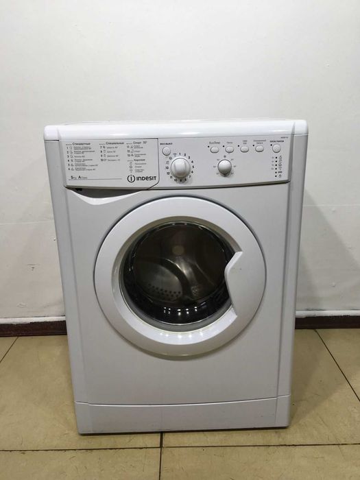 Стиральная машина Indesit IWSB 5105  бу   на запчасть  причину не знаю