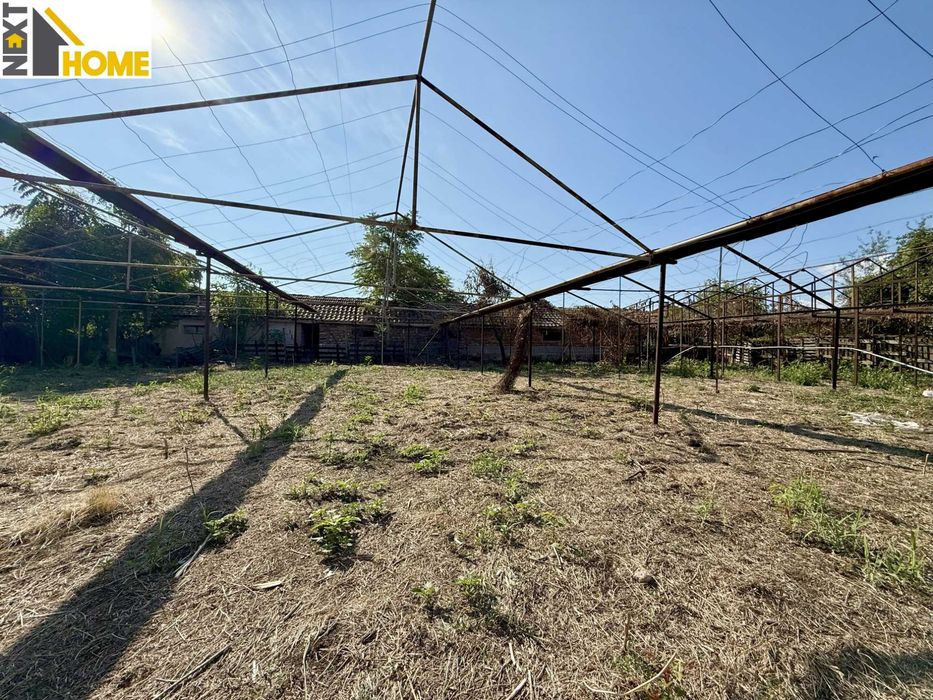 Две къщи с гараж, голям двор и стопански постройки с. Козаново