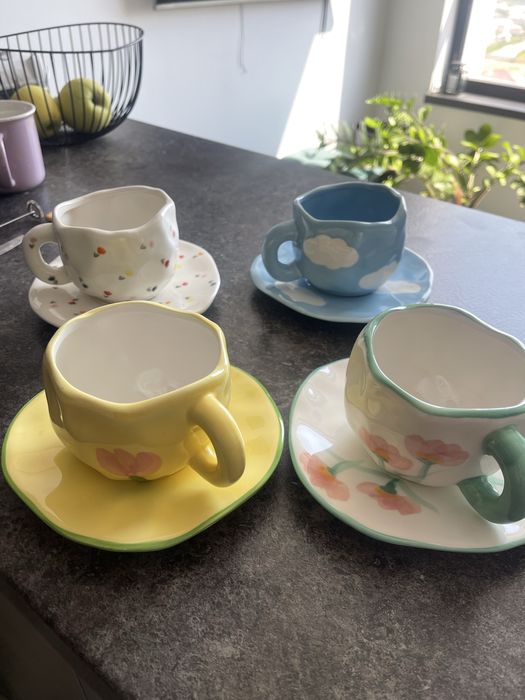 Продам набор чашек с блюдцем