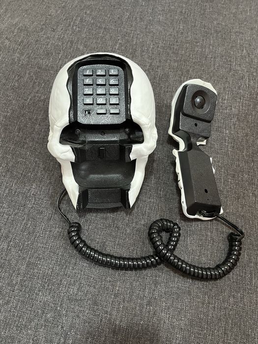 Телефон с форма на череп