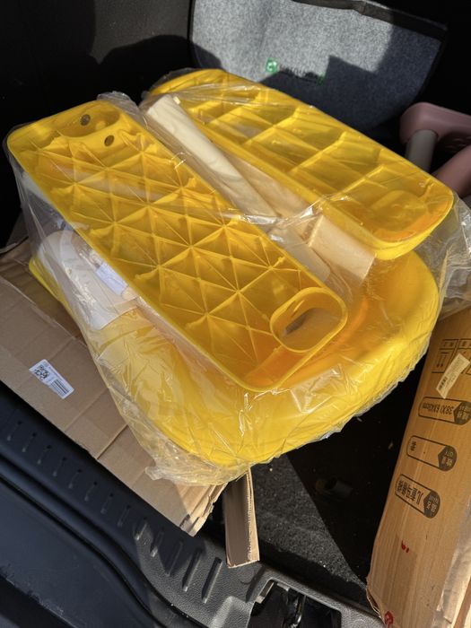 Продавам 2 бр. тоалетни столове  в стил стъпала за деца.