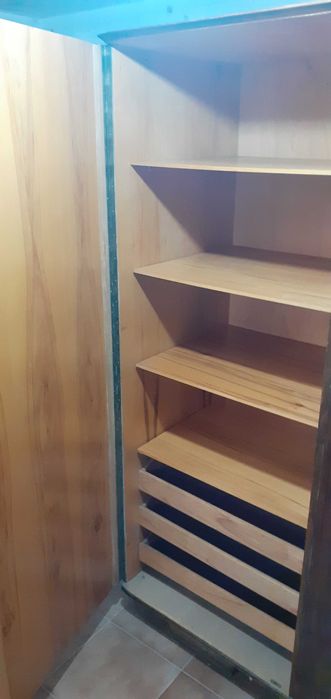 Трикрилен гардероб и скрин