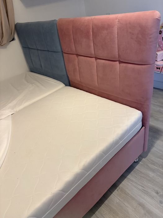 De vinzare un birou cu scaun , doua paturi tapitate cu somiera din metal , saltele, aproape noi, cu posibilitatea de depozitare ridicinduse somiera