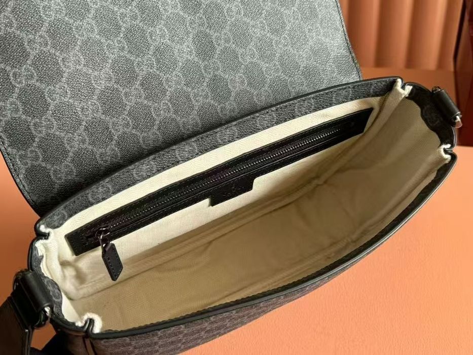 Чанта GG Emblem medium crossbody bag