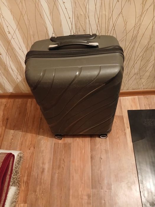 Чемодан  9000 тенге