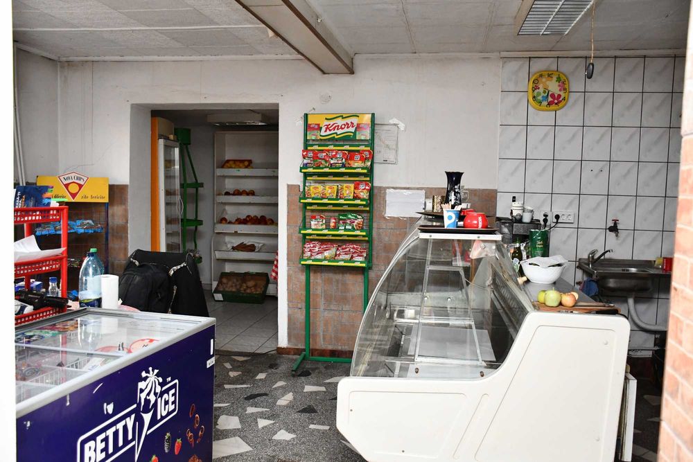 Vand spatiu comercial cu anexe