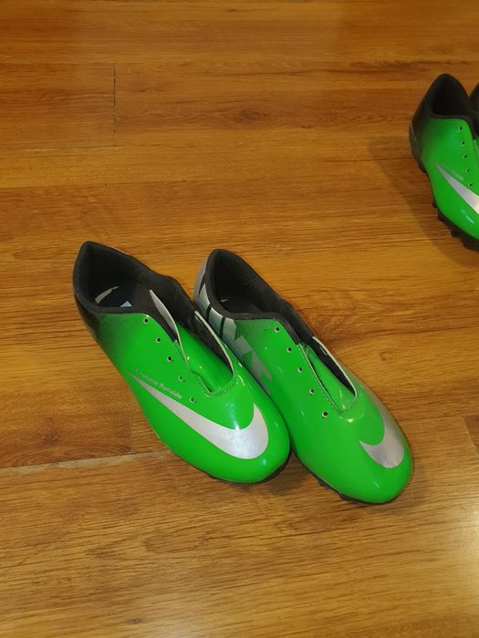 Ghete de fotbal cu crampoane