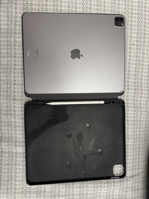 iPad Pro 12.9-inch (6th generation) вместе со стилусом Apple Pencil 2