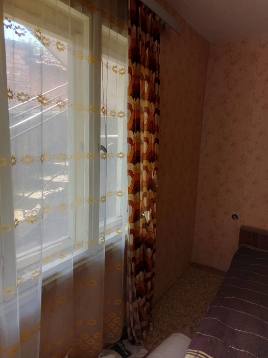 Двуетажна къща с 3500 кв. м. земя