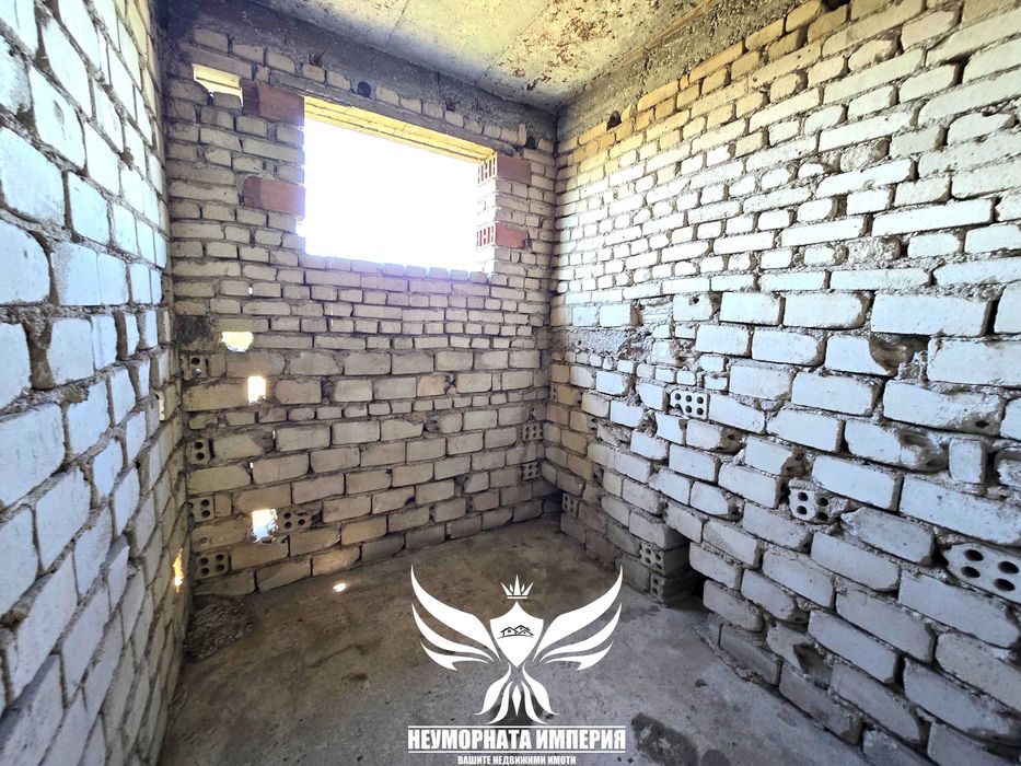 Продавам двуетажна къща 206РЗП и двор 525кв.м. с гараж в с.Тополово