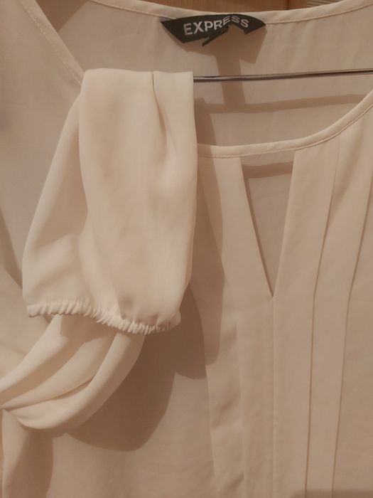 Блузку , белая кофта.