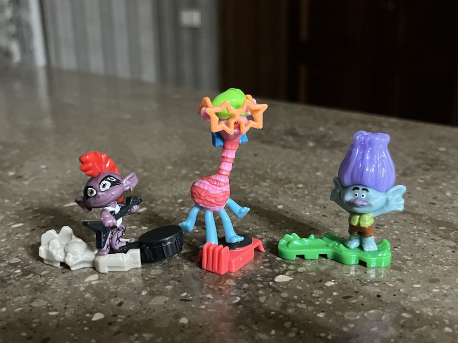 Киндер игрушка фигурка тролли