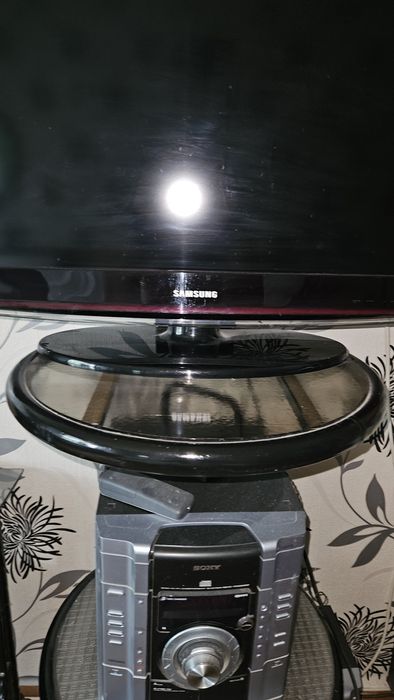 Продавам стоика за телевизор