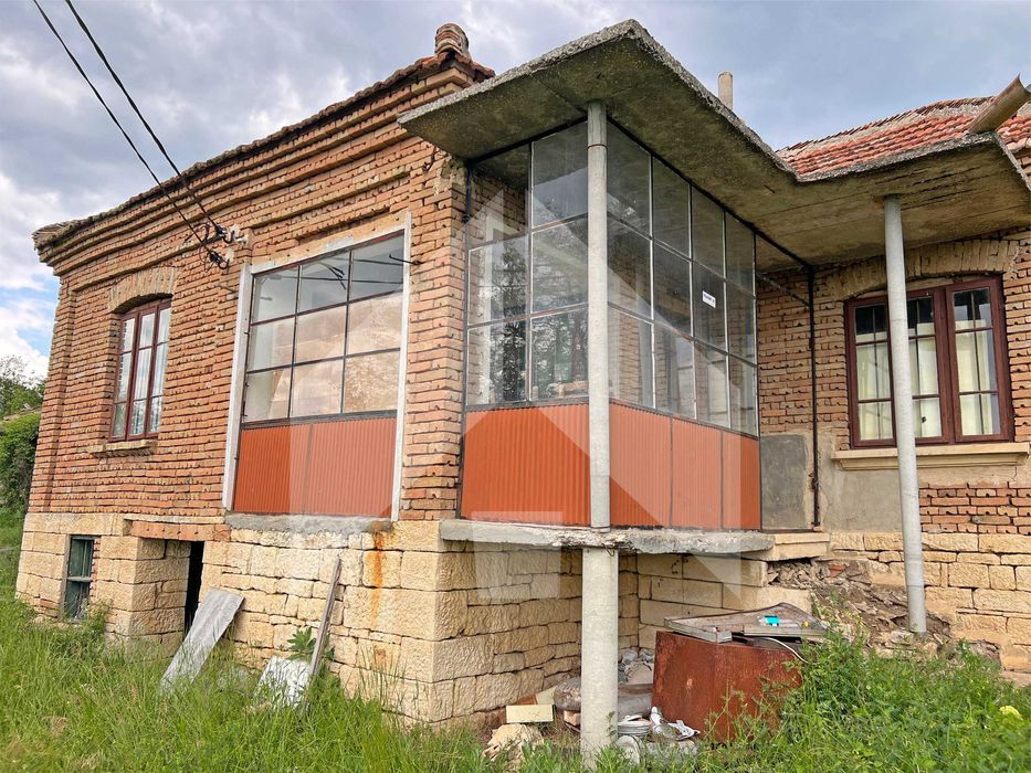 Продава тухлена селска къща в ЕКО село Беджене, община Нови пазар.