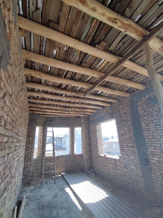 Участка сотилади Кум арикда 3 сотик 9 хона 2 каватли