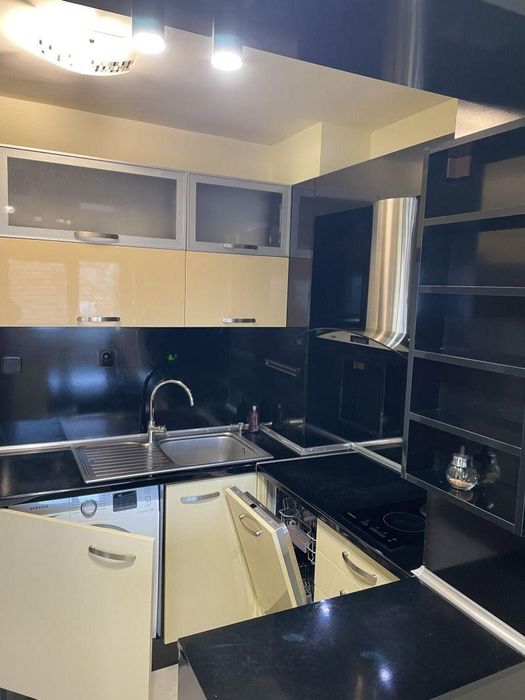Дава се под наем Тристаен апартамент в Бургас, Център - 80 кв.м за 747.66 € - Снимка #1