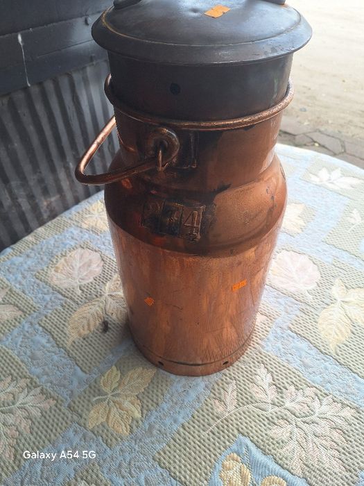 Голям меден съд за мляко