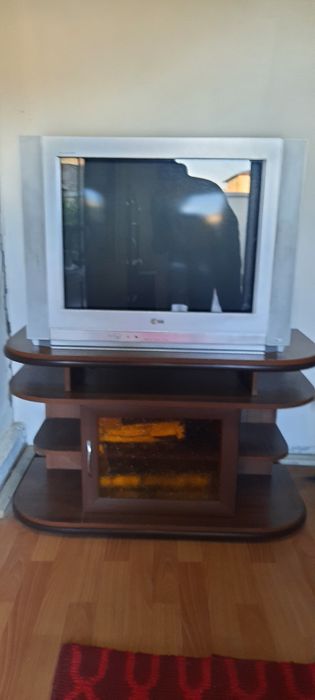 Телевизор LG с подставкой