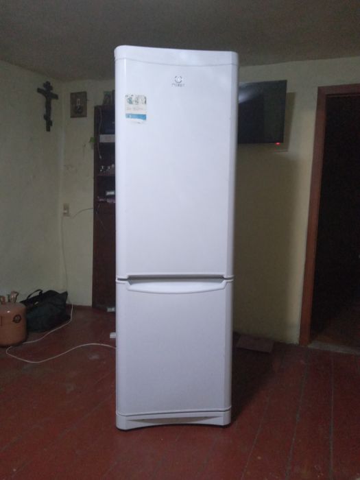 Продаю холодильник индезит