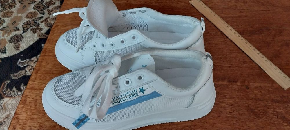 Продам кроссовки детские