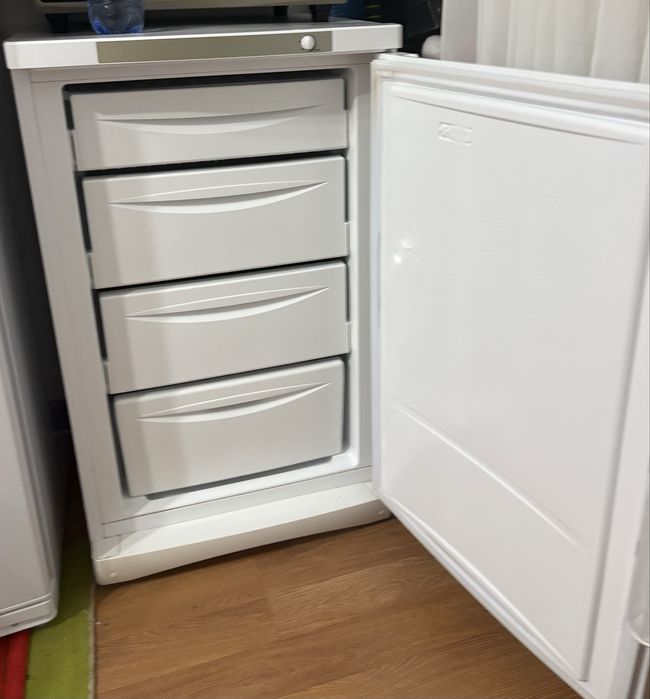 Продам морозильную камеру INDESIT