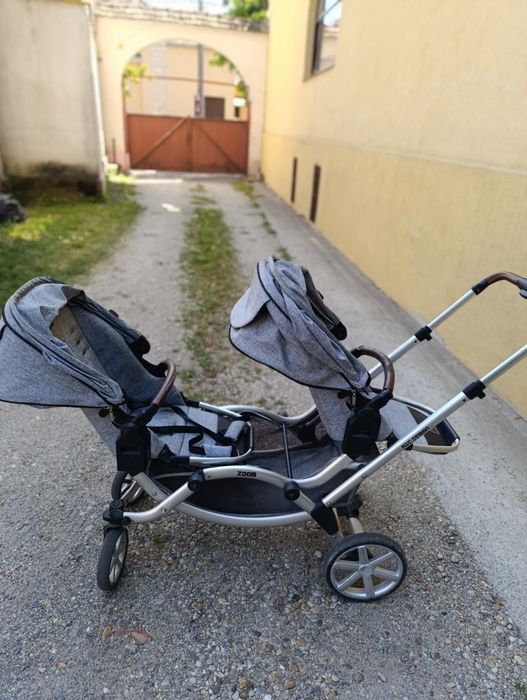Carucior dedicat pentru gemeni