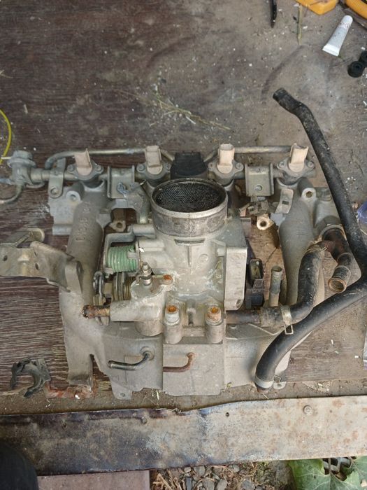 Комплект инжектор , дросельная заслонка и форсунки.